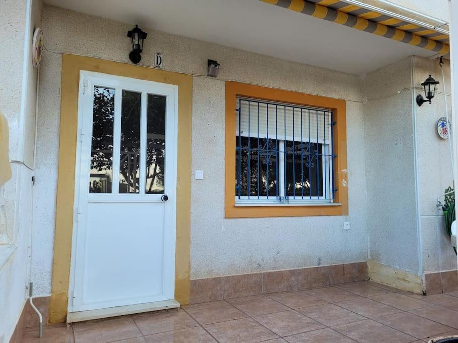 Apartamento Bajo Con Terraza Y Piscina ตอร์เรเวียคา ภายนอก รูปภาพ
